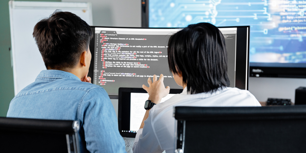 Due ragazzi fanno formazione informatica in aula