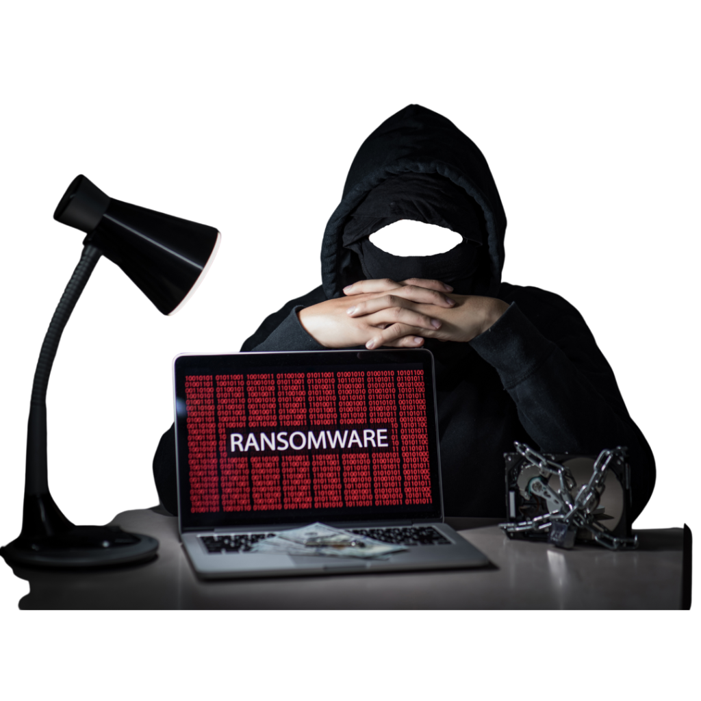 Hacker per la sicurezza offensiva dietro ad uno schermo con la scritta ransomware illuminato da una lampada da tavolo