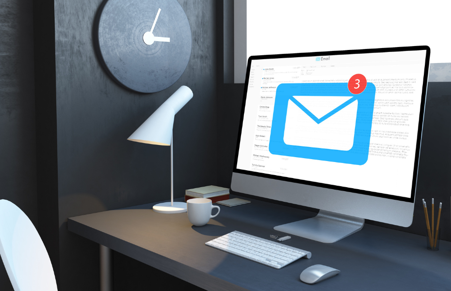 Schermo di un computer su una scrivania che mostra un'icona di email con tre messaggi non letti, rappresentando la gestione della posta elettronica in Office 365 e i rischi legati a configurazioni errate che possono permettere il bypass dei controlli di sicurezza.