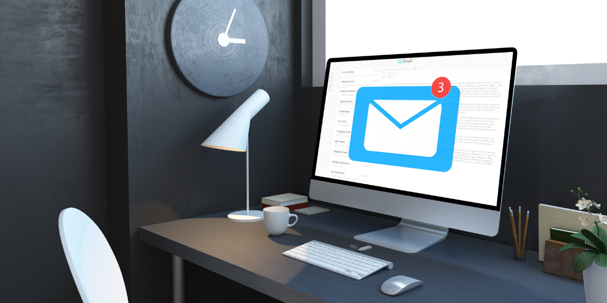 Schermo di un computer su una scrivania che mostra un'icona di email con tre messaggi non letti, rappresentando la gestione della posta elettronica in Office 365 e i rischi legati a configurazioni errate che possono permettere il bypass dei controlli di sicurezza.