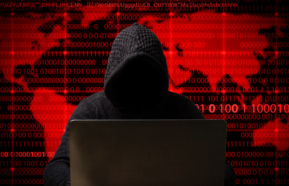 Hacker con felpa incappucciata seduto davanti a un laptop, con uno sfondo digitale rosso composto da codici binari e una mappa del mondo, simbolo di un cyberattacco globale. in stile Data Breach di InfoCert